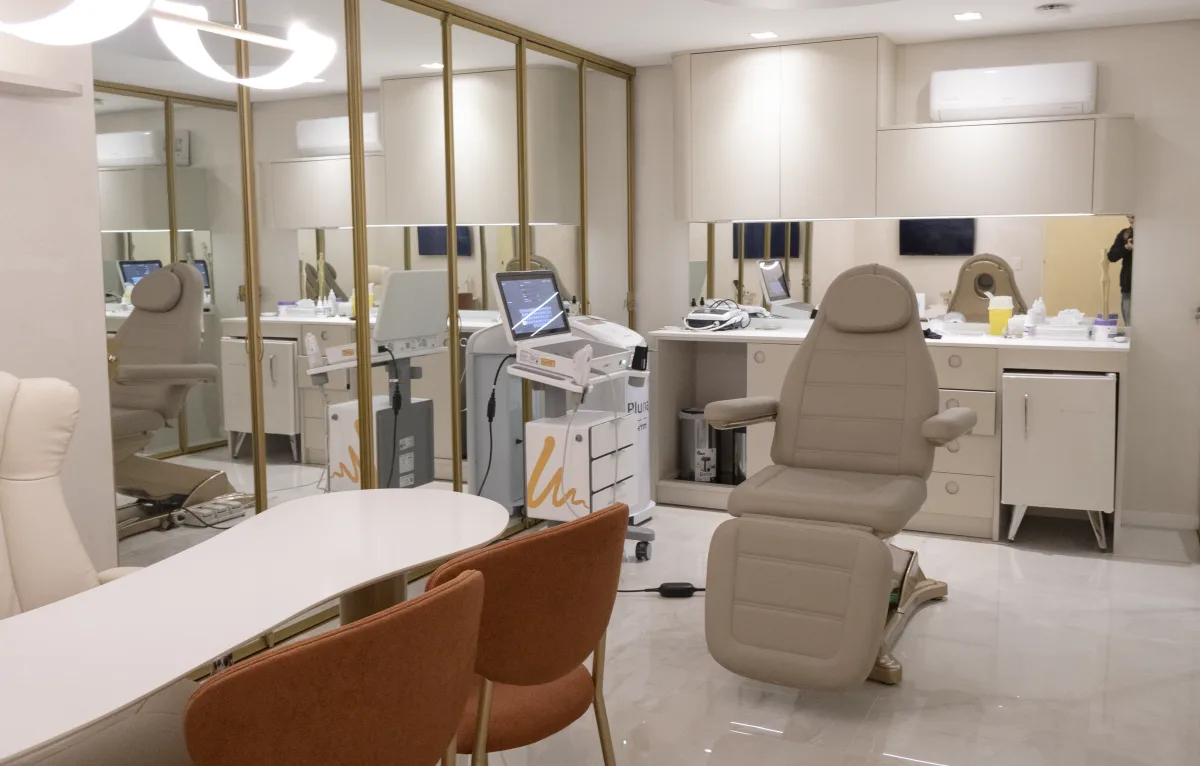 Sala privativa de procedimentos do Instituto BEEyond com maca e equipamentos modernos